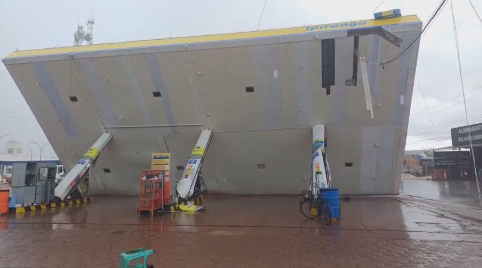 Telhado de posto de combustível desaba com forte chuva em Santana, no AP
