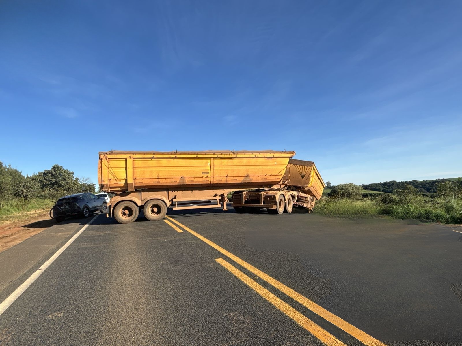 Carreta erra manobra, atola e interdita totalmente rodovia em MG