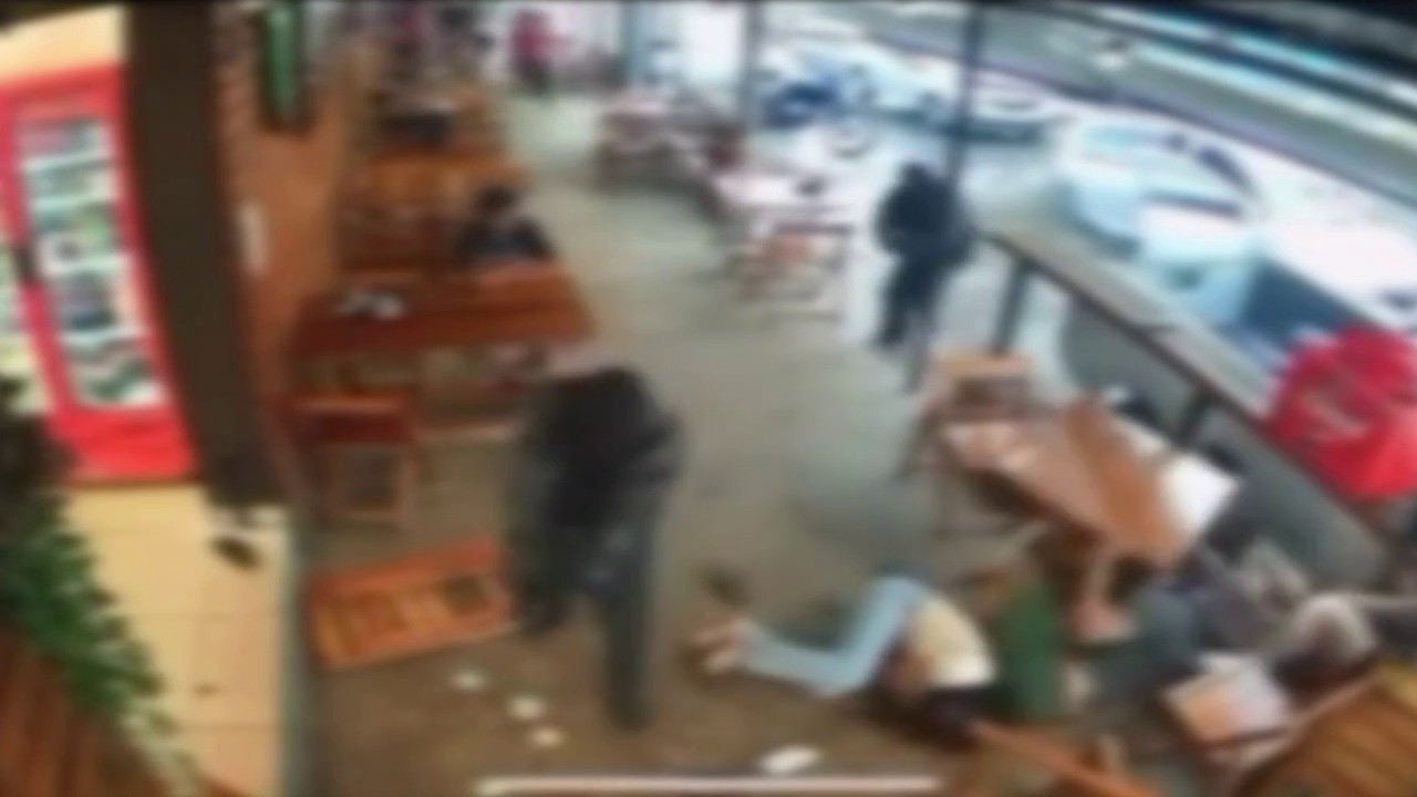 Vídeo mostra ataque em distribuidora de bebidas na Grande BH; dois homens foram baleados