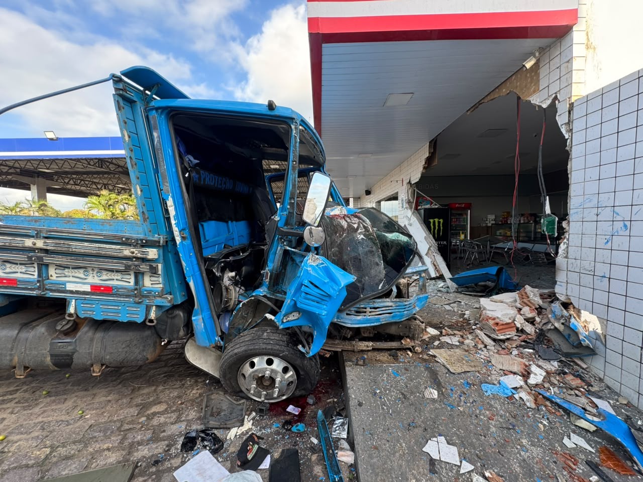 Passageiro morre após caminhão bater em conveniência de posto na Grande Natal 