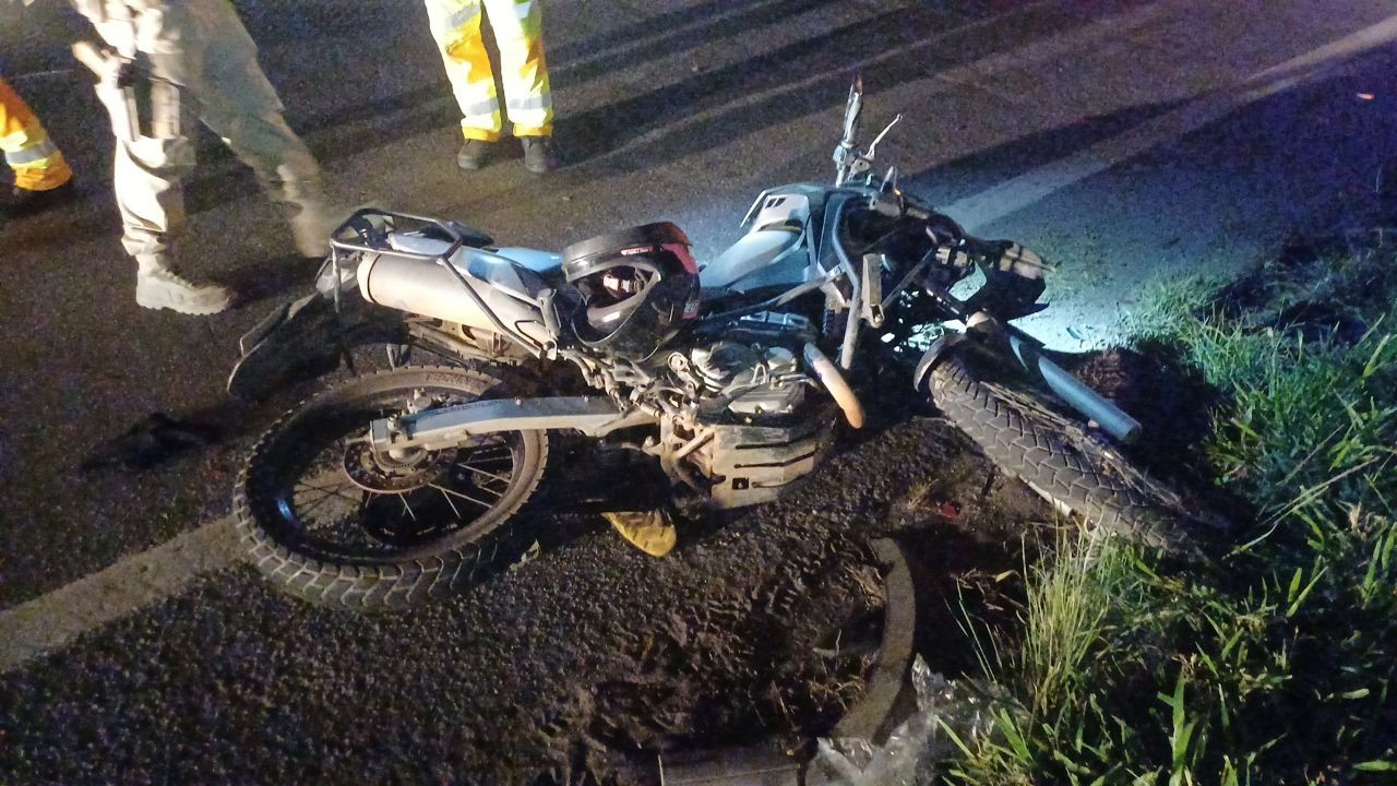 Acidente entre moto e carro deixa feridos na Via Dutra, em Itatiaia