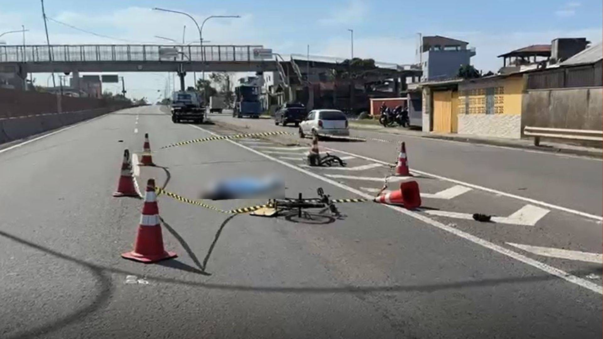 Idoso morre atropelado ao atravessar Rodovia do Sol de bicicleta enquanto levava cachorro para pet shop em Vila Velha