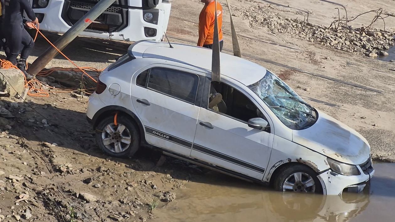 Perícia confirma que corpo achado em carro submerso no Rio Matapi é de motorista desaparecido no AP 