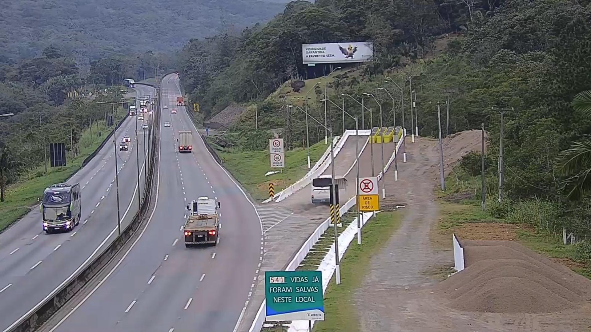 VÍDEO: ônibus perde o freio e acessa área de escape da BR-376, no Paraná