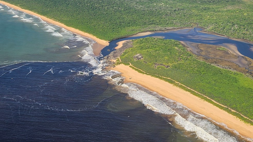 Encontro da água da lagoa de Caraís com o mar no Parque Estadual Paulo César Vinha, em Guarapari gera bancos de areia e pequenos oásis — Foto: Raphael Magalhães