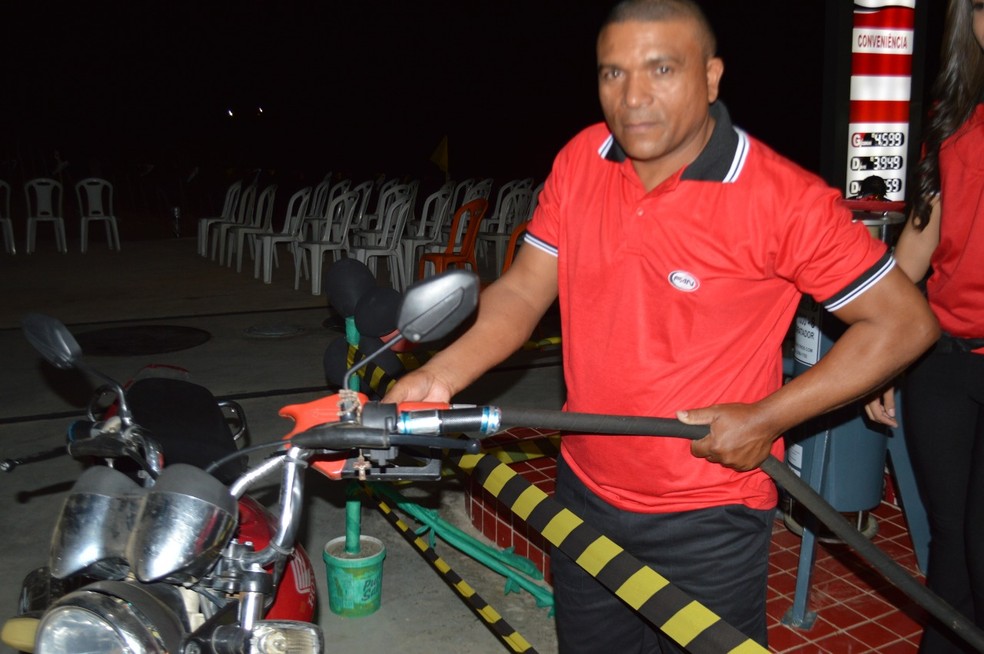 O estabelecimento é o primeiro posto de combustíveis de Curral velho, no Sertão da Paraíba — Foto: Damião Vicente/Arquivo