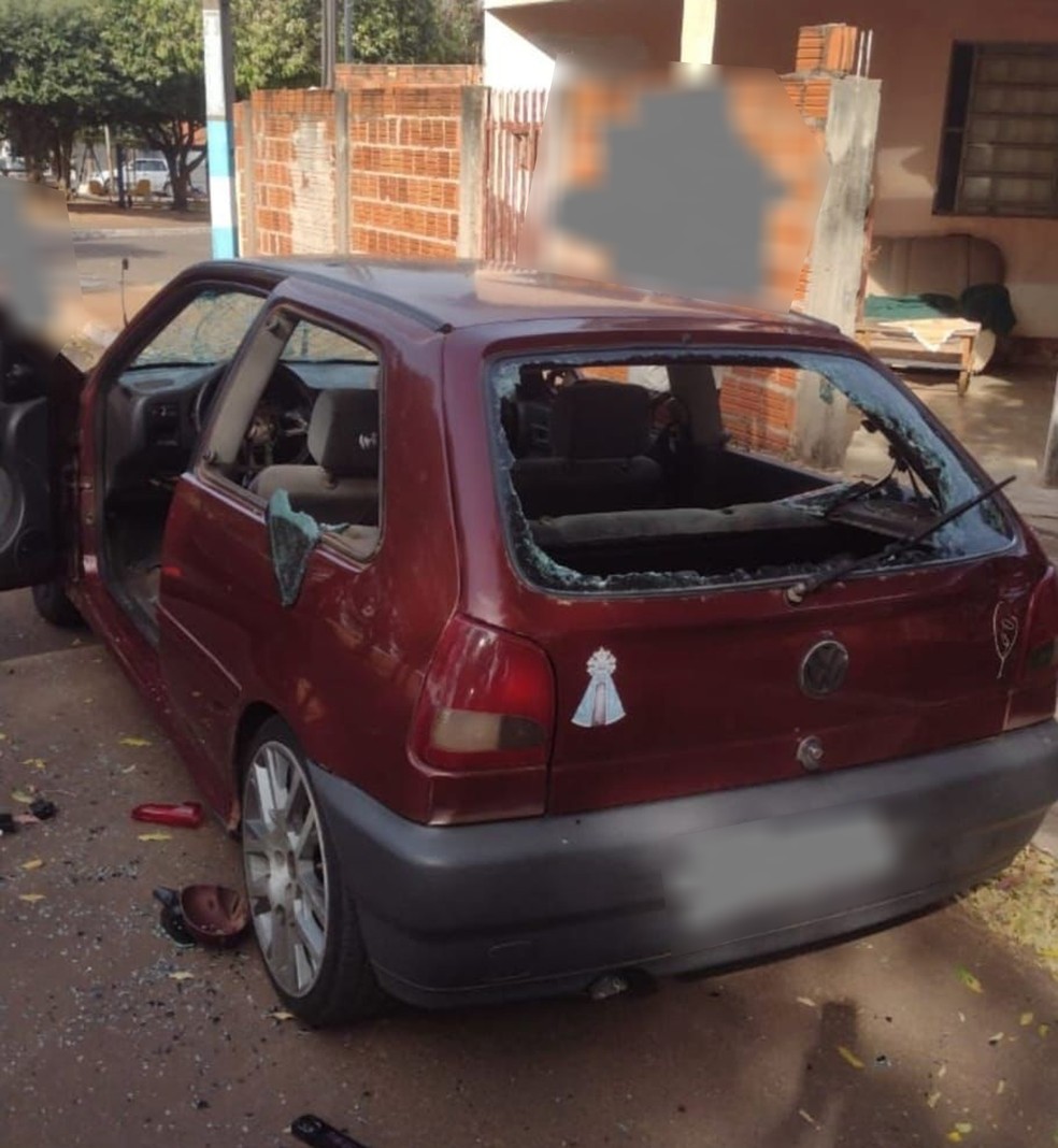 Mulher foi presa por danificar carro com marreta, em Sagres (SP) — Foto: Polícia Militar