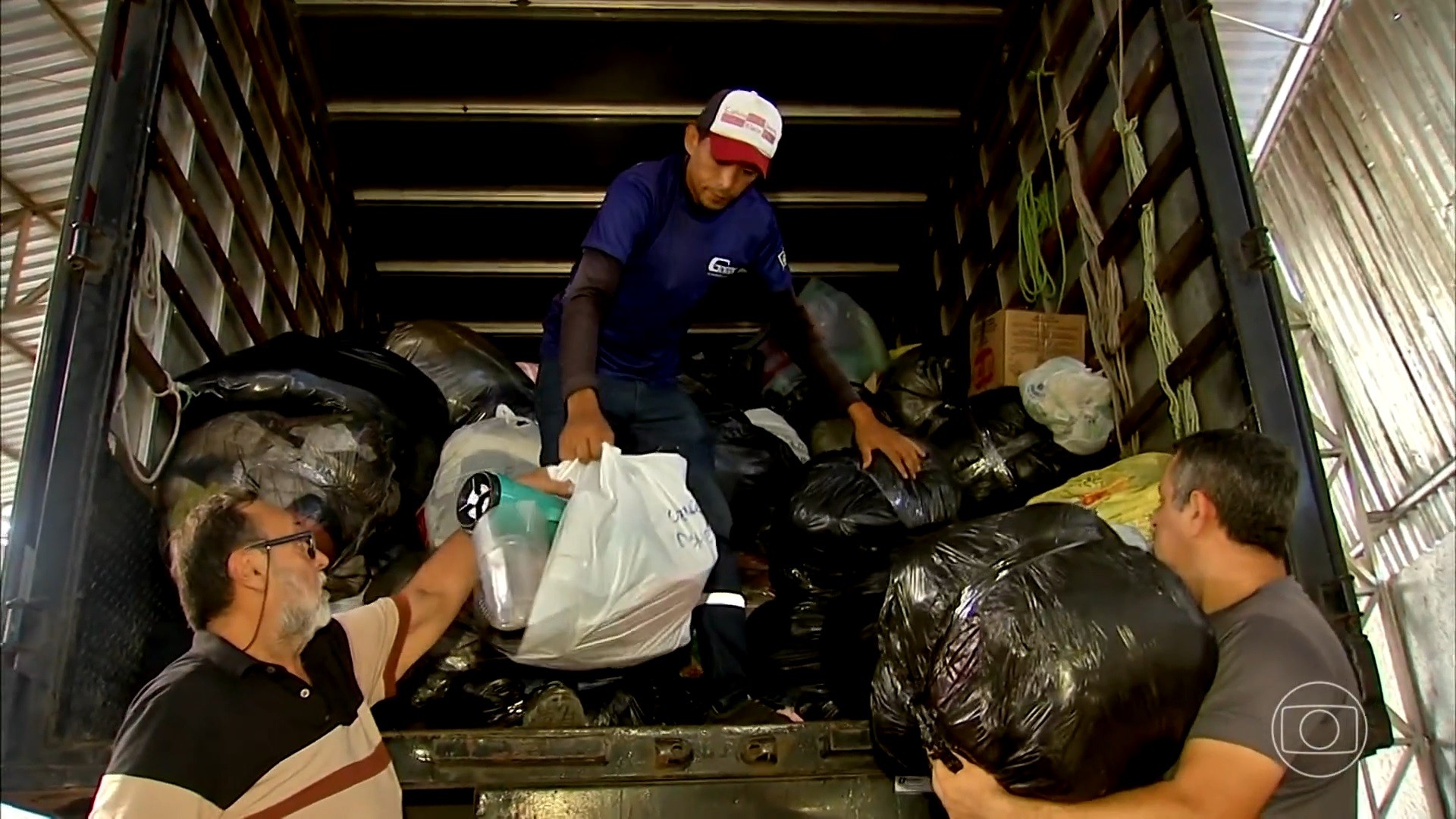 Brasileiros de todos os estados se unem para coletar e enviar doações aos atingidos pelas enchentes no RS