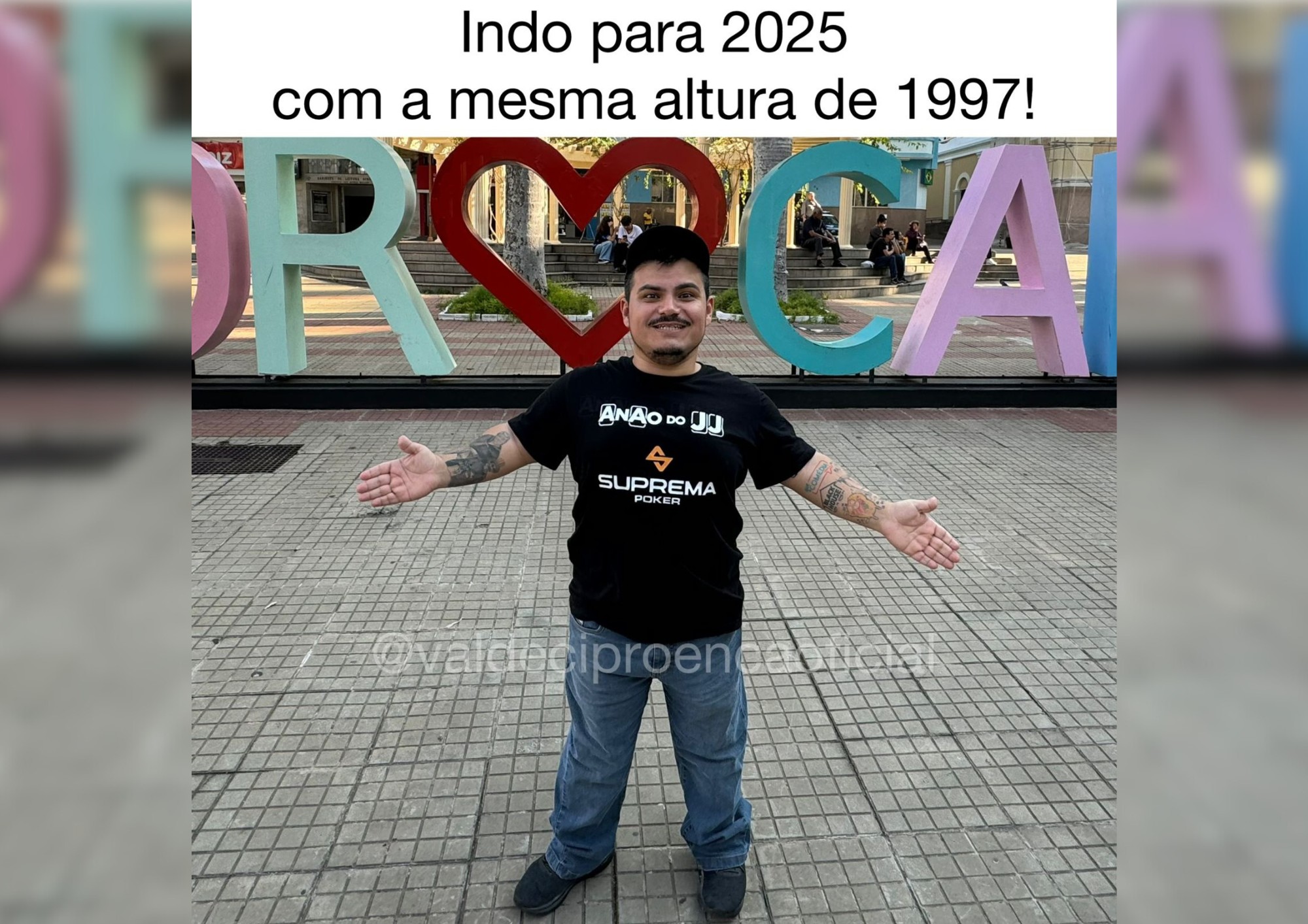 Autodeclarado 'maior anão do mundo', comediante conquista a internet e batalha pelo tratamento do filho que também tem nanismo