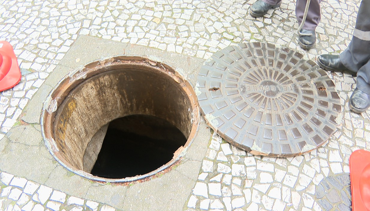 VÍDEO: Mulher cai dentro de bueiro aberto na Rua XV de Novembro, em Curitiba
