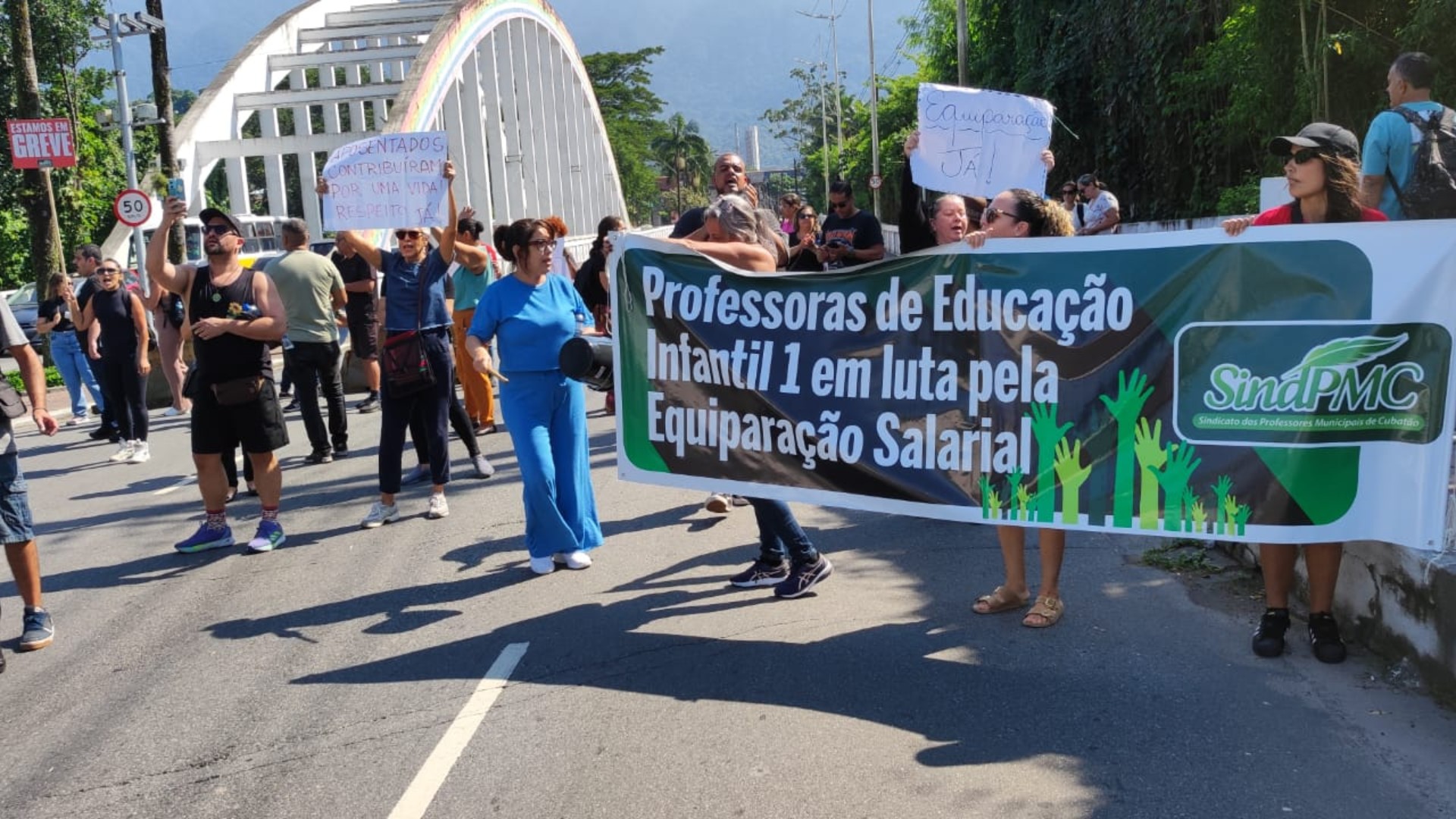Professores da rede municipal de ensino de Cubatão, SP, suspendem greve temporariamente