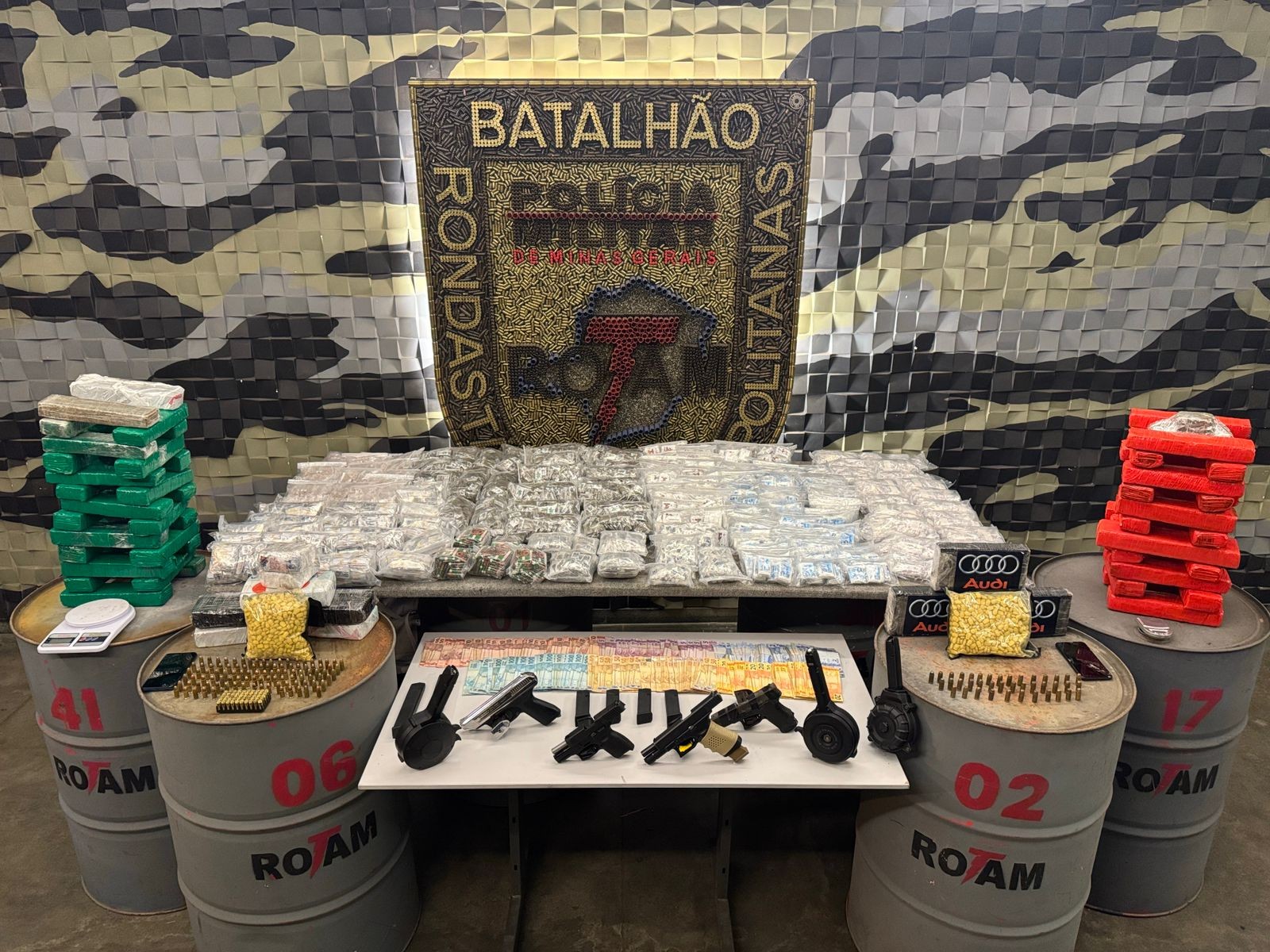 Suspeitos de envolvimento com o Comando Vermelho tentam atirar granada em PM e morrem em tiroteio
