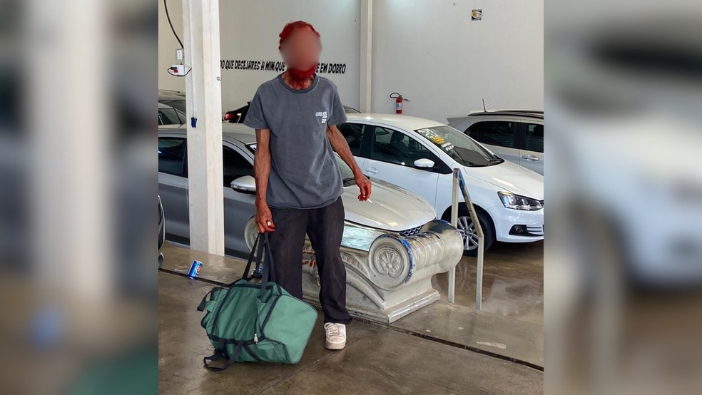 Idoso em situação de rua tem cabelos e barba tingidos de vermelho por empresário em troca de doações em Rio Preto (SP) — Foto: @RioPretoRegiao/Divulgação
