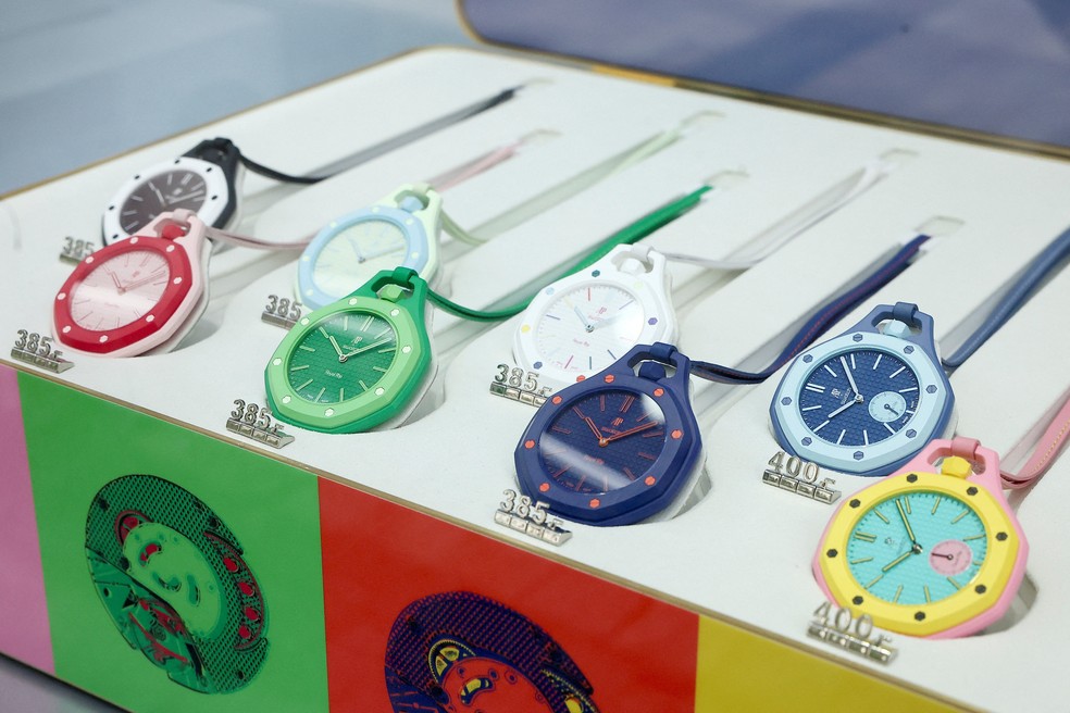 Relógios da edição limitada "Royal Pop", uma colaboração entre a fabricante de relógios suíços Swatch e a marca de luxo Audemars Piguet, exibidos em uma vitrine em Paris, em 18 de maio de 2026. — Foto: Alice Sacco/Reuters