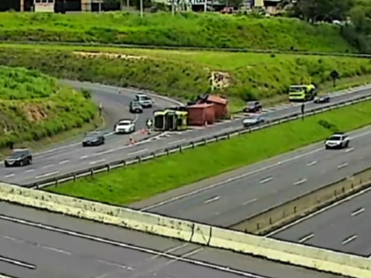 Caminhão carregado com 44 toneladas de café tomba em acesso a rodovia de Campinas