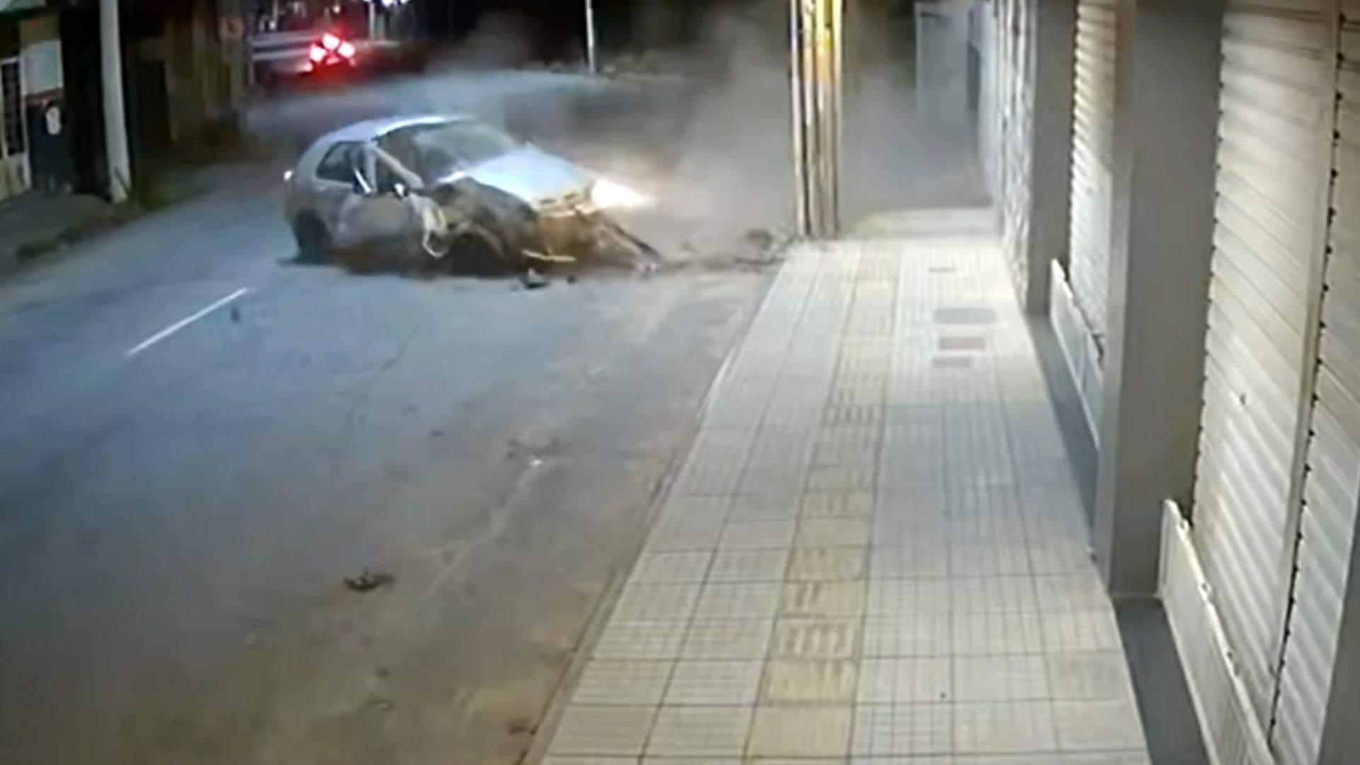 VÍDEO: Motorista perde controle da direção, invade calçada e destrói carro ao bater em poste em Divinópolis