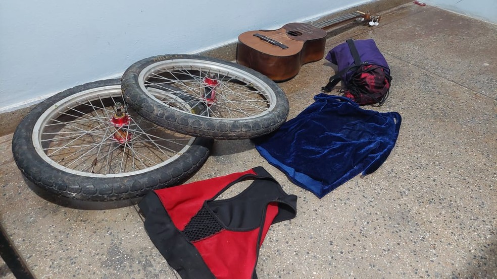 Roupas e violão da artista venezuelana Julieta Hernández assassinada no Amazonas — Foto: Divulgação/PC-AM
