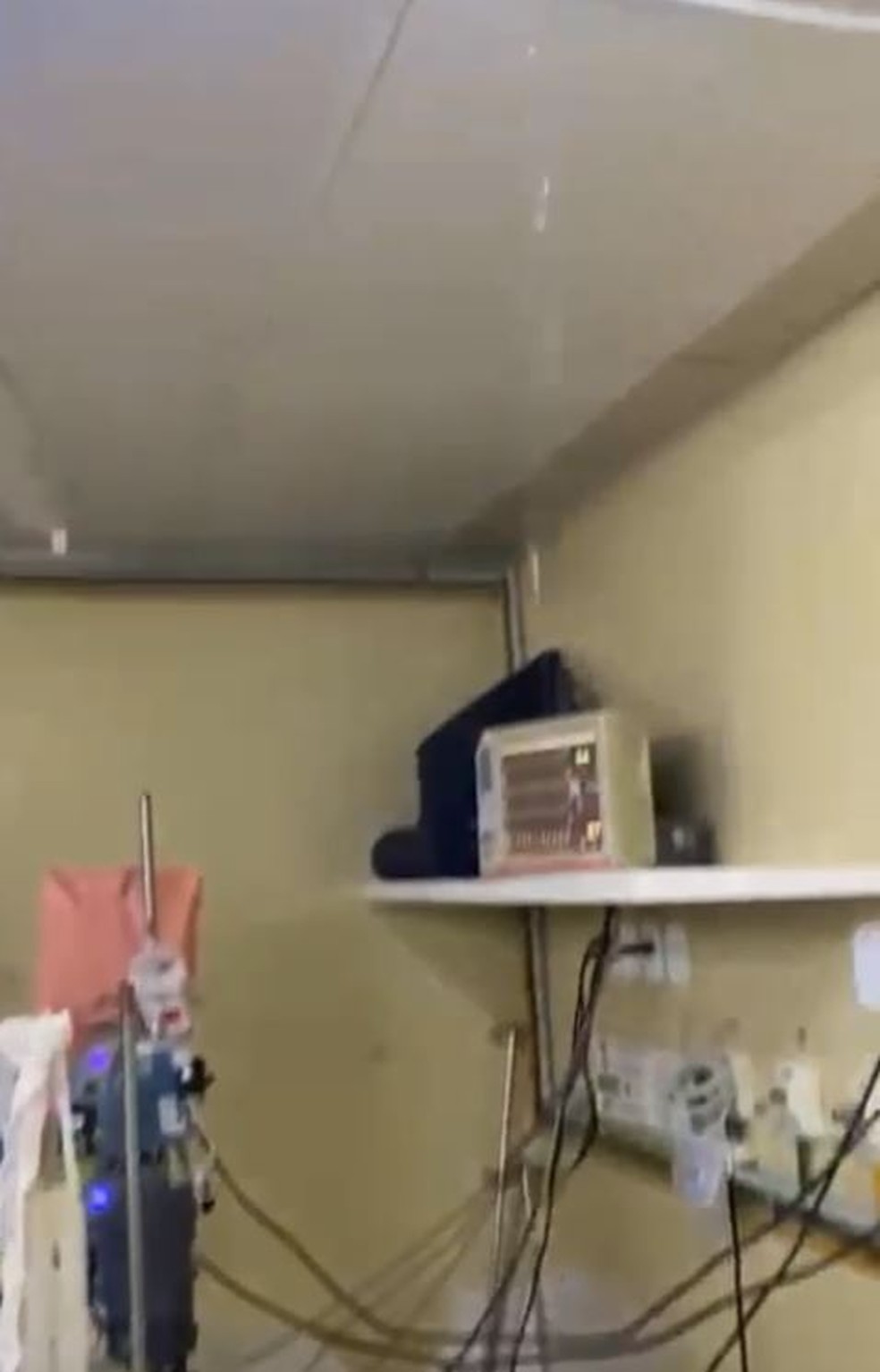 Queda d'água no hospital Monsenhor Walfredo Gurgel — Foto: Redes sociais/Reprodução