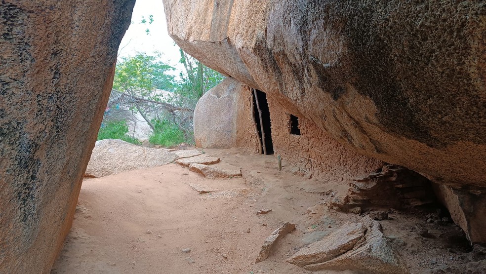 Gruta onde Zabé da Loca morou por mais de duas décadas, em Monteiro, na Paraíba — Foto: Arquivo Pessoal/Edvaldo José