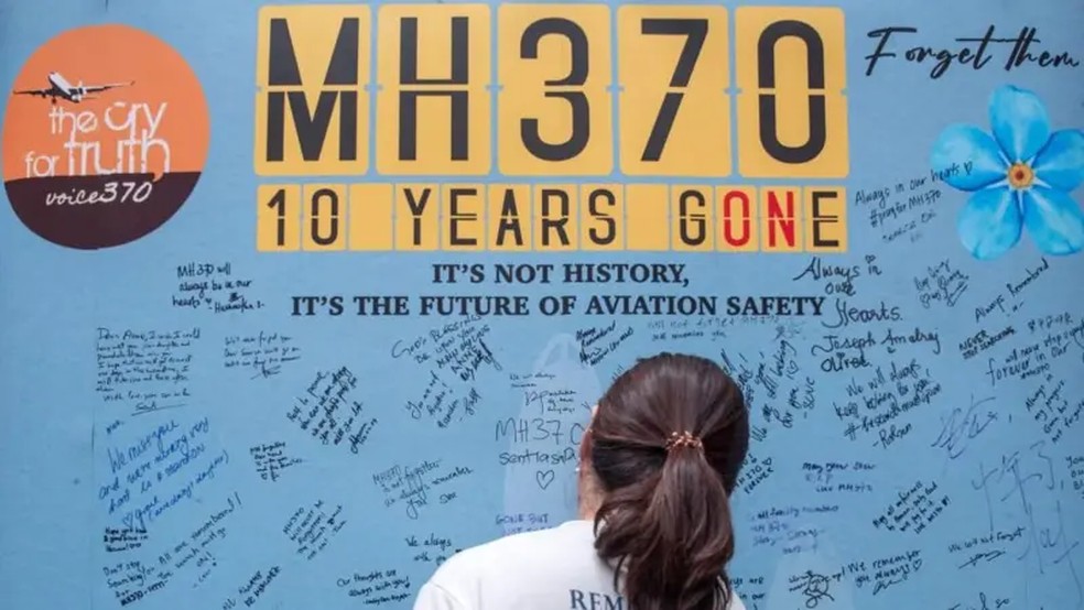 Famílias de passageiros ainda buscam respostas sobre avião que sumiu há 10 anos — Foto: EPA via BBC