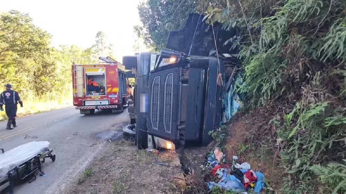 Carreta carregada com ferro tomba e interdita trecho da MG-164, em Itapecerica