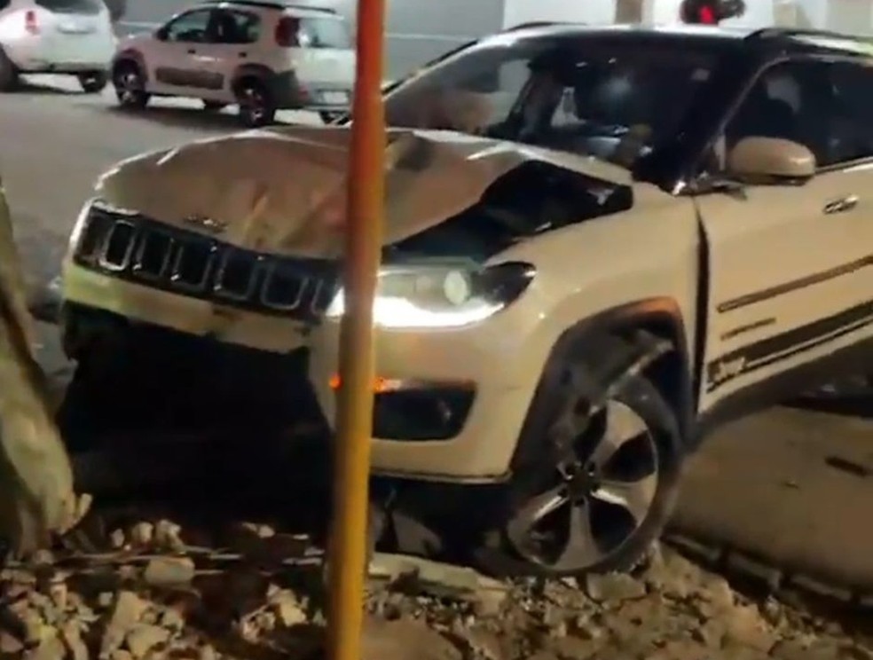 Carro batido após assalto e perseguição em Natal — Foto: SOS Policial/Cedida