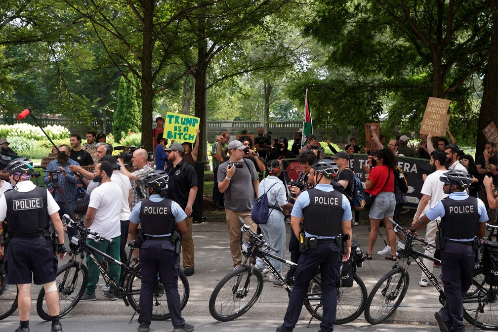 Protestos contra Trump na porta da convenção da Associação Nacional de Jornalistas Negros em Chicago — Foto: REUTERS/Dieu-Nalio Chery