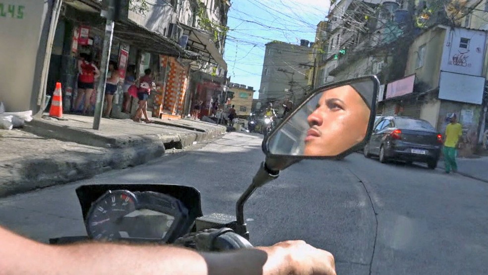 Fellipe Mendes é um dos motoguias da Rocinha — Foto: Reprodução/TV Globo