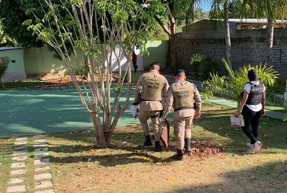 Operação prende PMs suspeitos de roubar casa na Bahia; mais de R$ 130 mil foram levados no crime