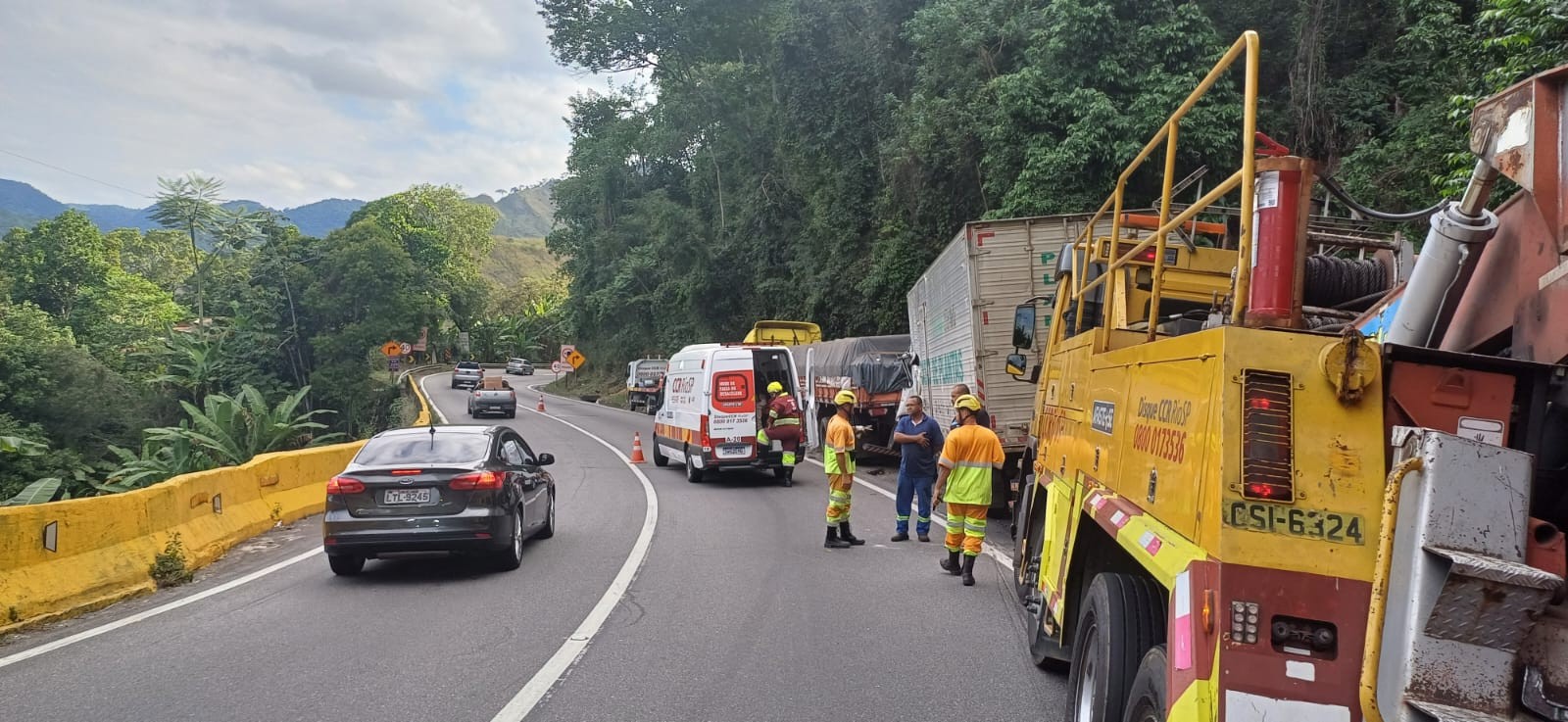 Acidente entre dois caminhões deixa pessoa ferida na descida da Serra das Araras, em Piraí