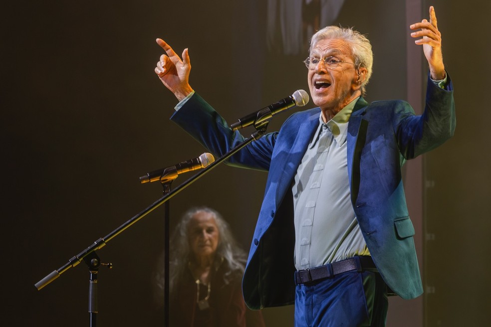 Caetano Veloso no palco da Farmasi Arena na estreia carioca da turnê com Maria Bethânia — Foto: Marcos Hermes / Divulgação