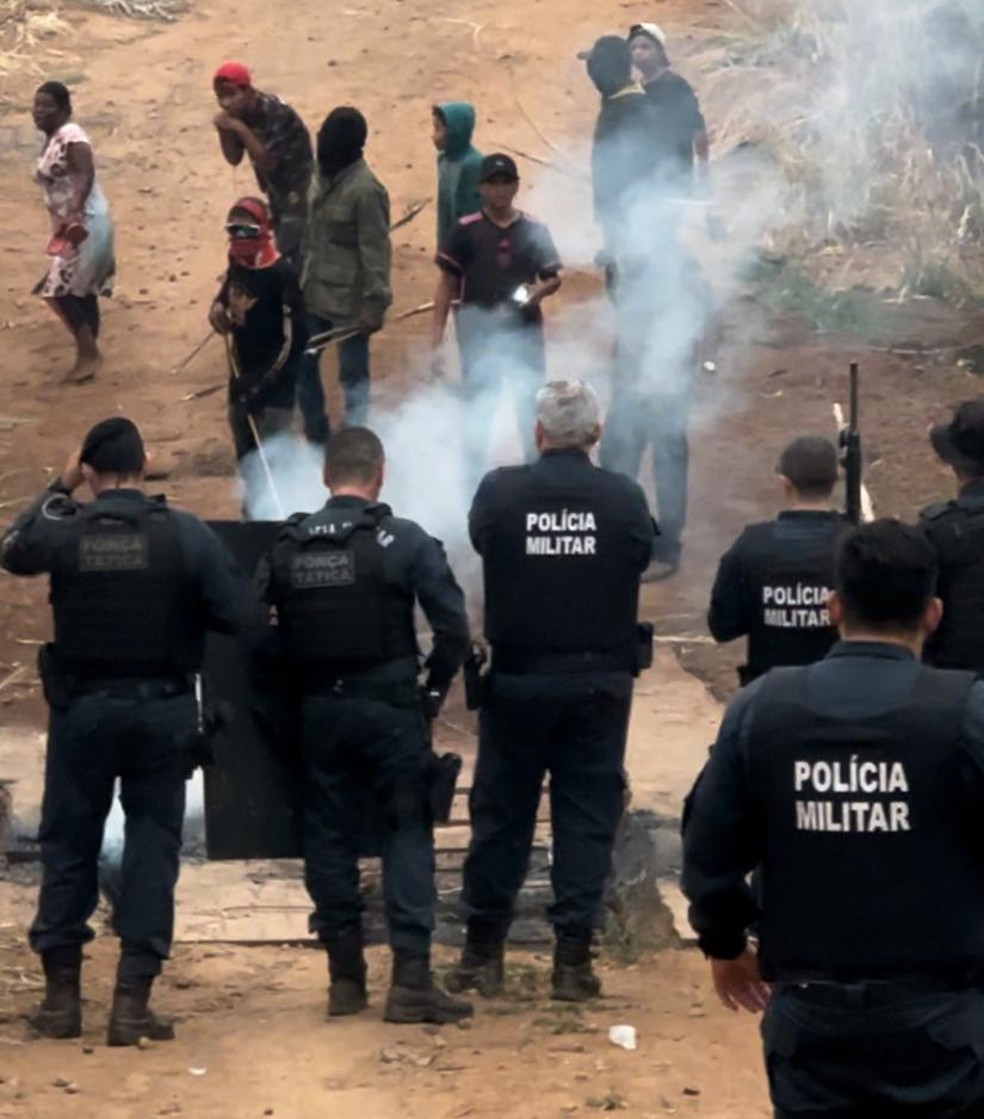 Conflito entre a Polícia Militar e indígenas em Antônio João. — Foto: Polícia Militar