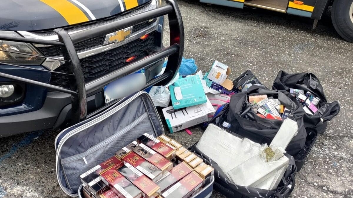 Três passageiros são presos com 1,5 mil cigarros e maconha escondidos em ônibus na BR-101