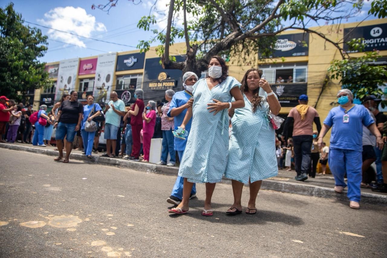 Mães e bebês são resgatados após incêndio em hospital de Fortaleza. — Foto: Ismael Soares/ Sistema Verdes Mares (SVM)