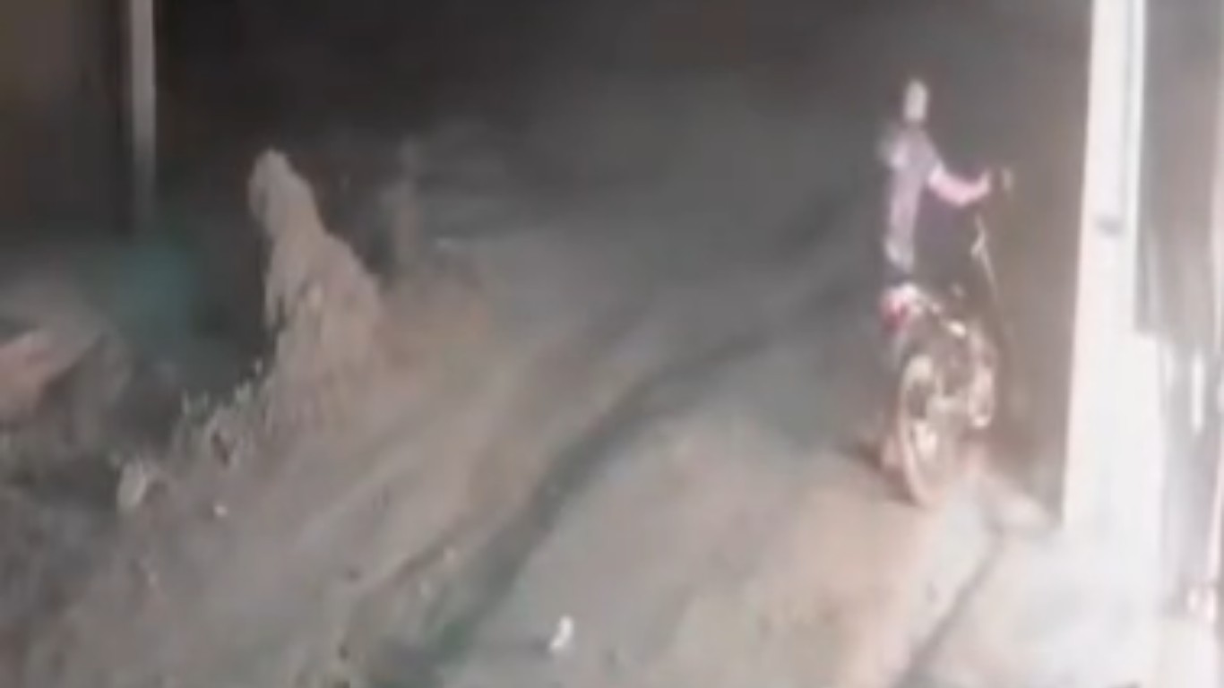 Homem é preso após atear fogo na casa da ex-companheira em Bezerros; VÍDEO