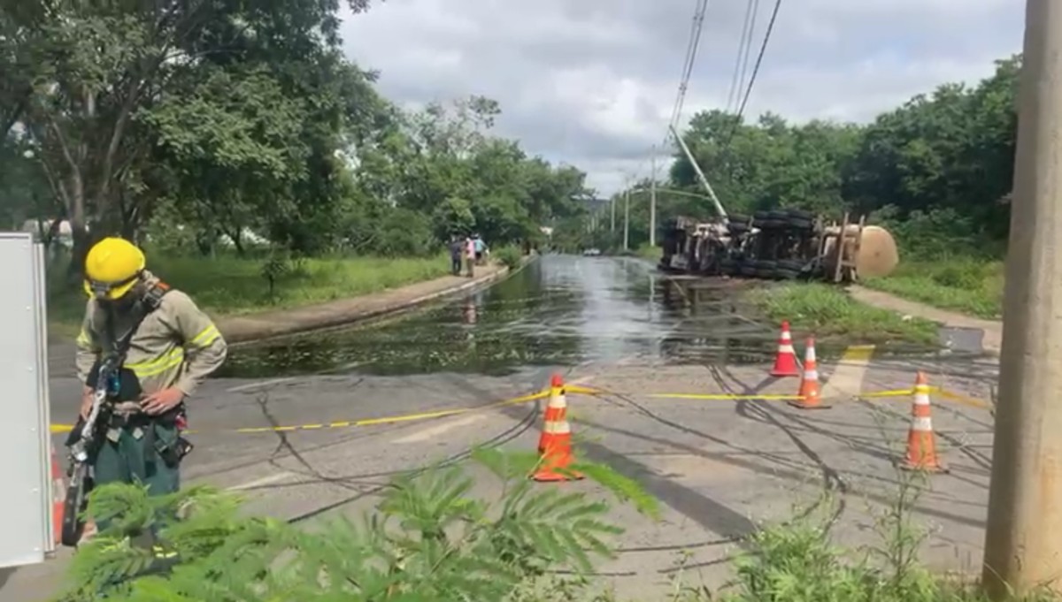 Carreta carregada com óleo vegetal tomba e interdita avenida em Montes Claros