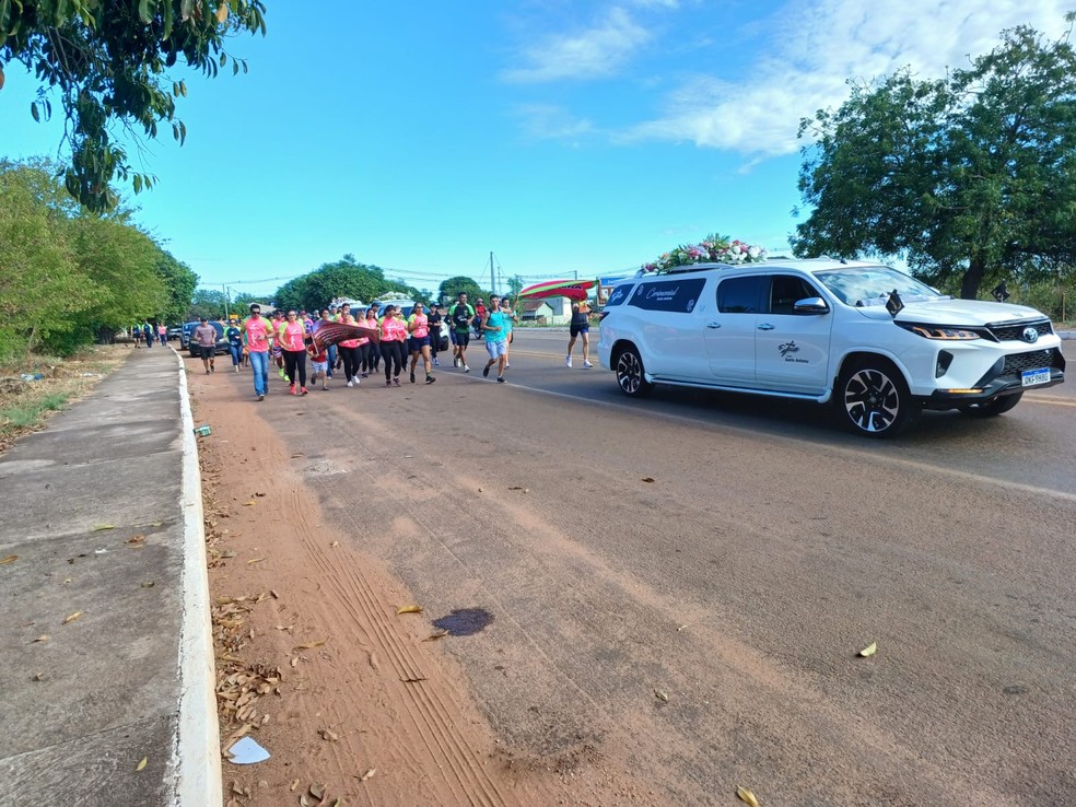 Grupo de corrida faz homenagem para jornalista Leilane durante cortejo em Gurupi — Foto: Willian Alves/TV Anhanguera