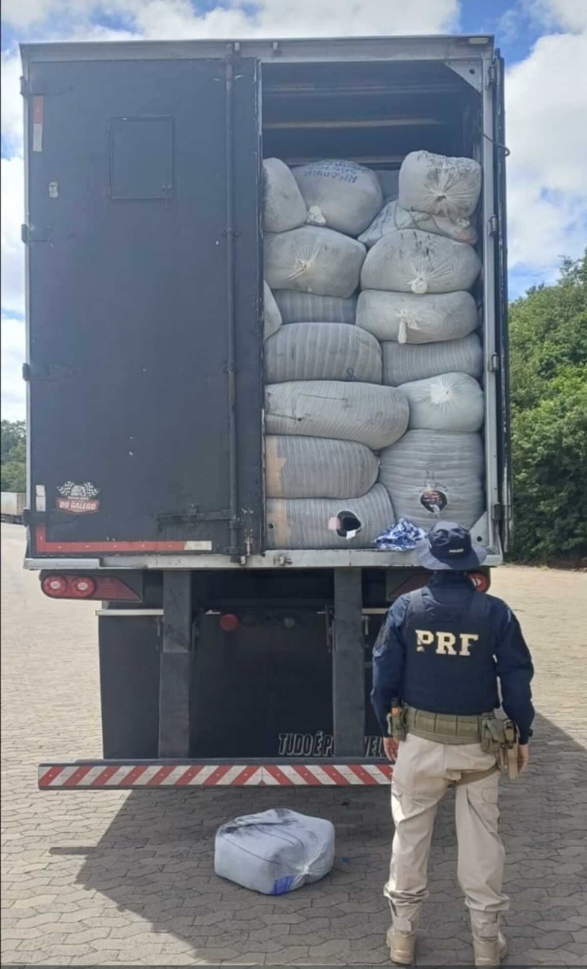 Caminhão carregado com mercadorias estrangeiras sem documentação é apreendido pela PRF na BR-251