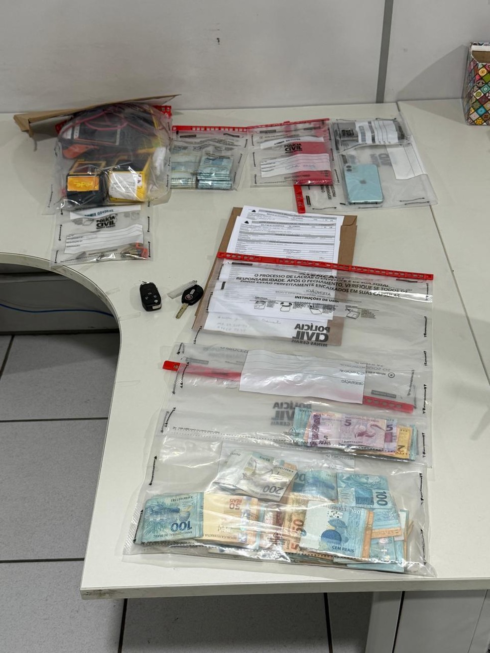 Polícia Civil apreendeu carros, dinheiro, documentos e celulares — Foto: Polícia Civil/Divulgação