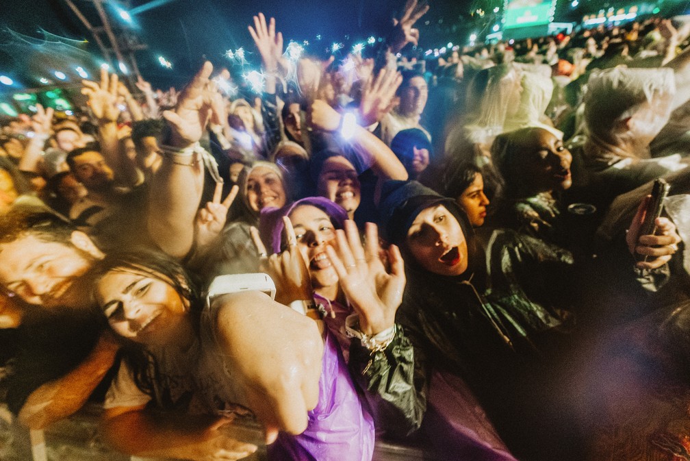 The Neighbourhood faz festa deprê para multidão com rock de rádio