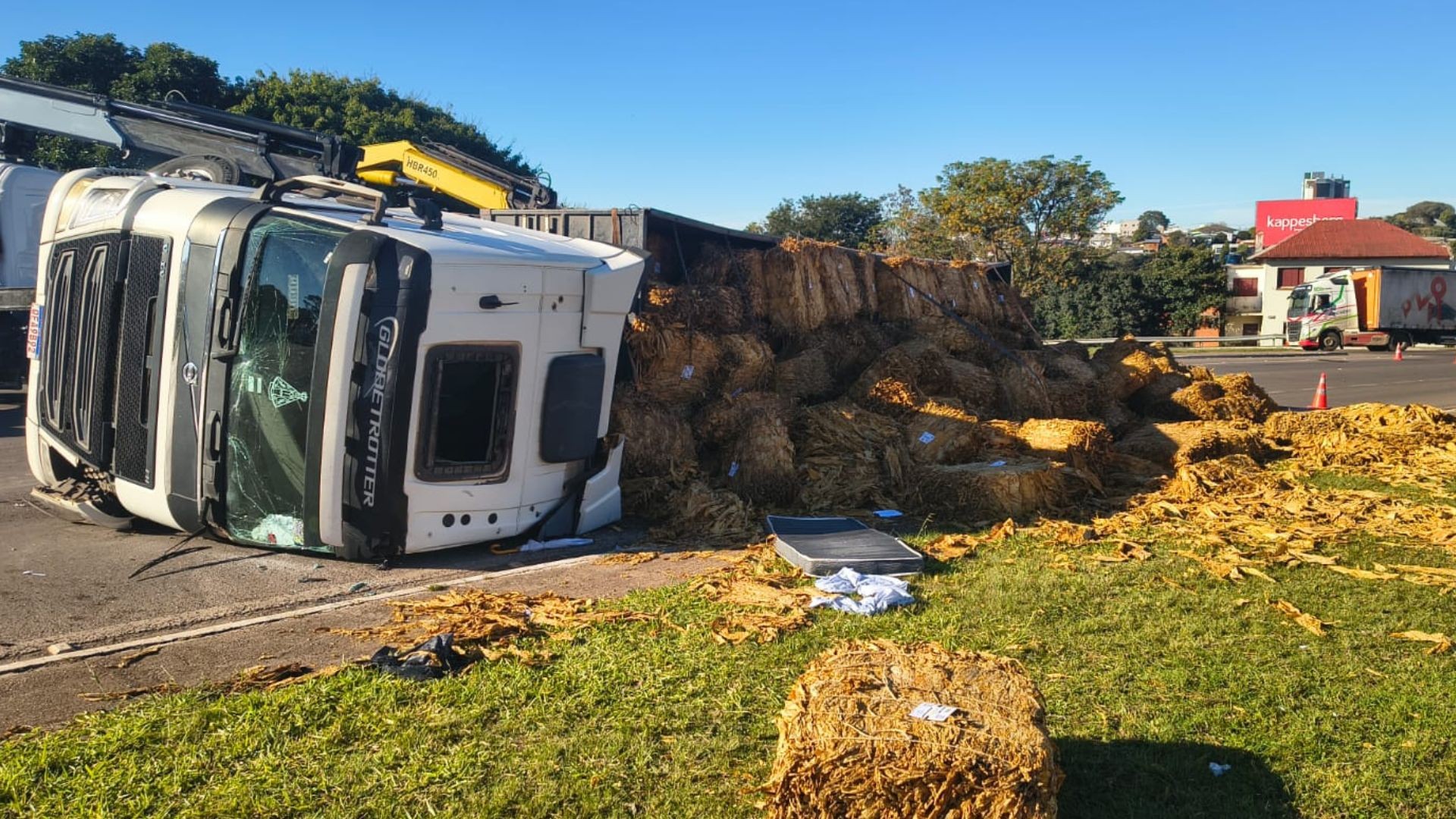 Caminhão tomba e derruba carga em estrada do RS; motorista fica ferido