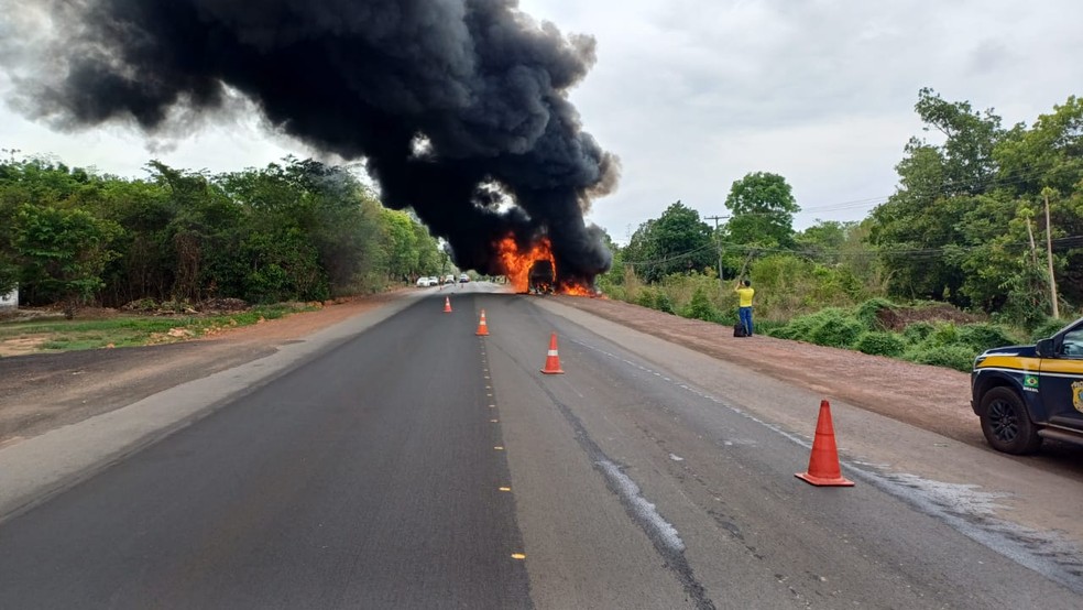 Ônibus de viagem pega fogo em estrada na saída de Teresina. — Foto: PRF-PI