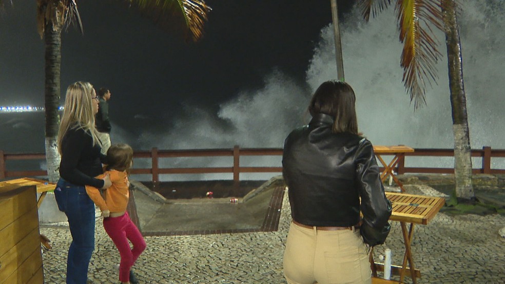 Rio tem aviso de ressaca emitido pela Marinha — Foto: Reprodução/ TV Globo