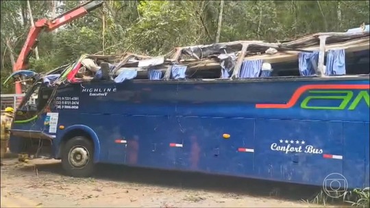 Ônibus capota e deixa ao menos sete mortos no interior de Minas Gerais - Programa: Jornal Hoje 