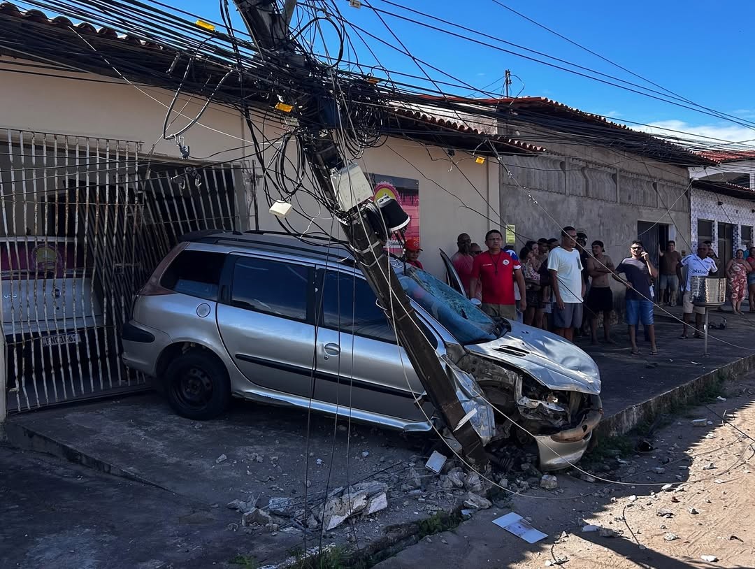 Carro de passeio atropela pedestre e colide em poste da rede elétrica em Paço do Lumiar, na Grande São Luís