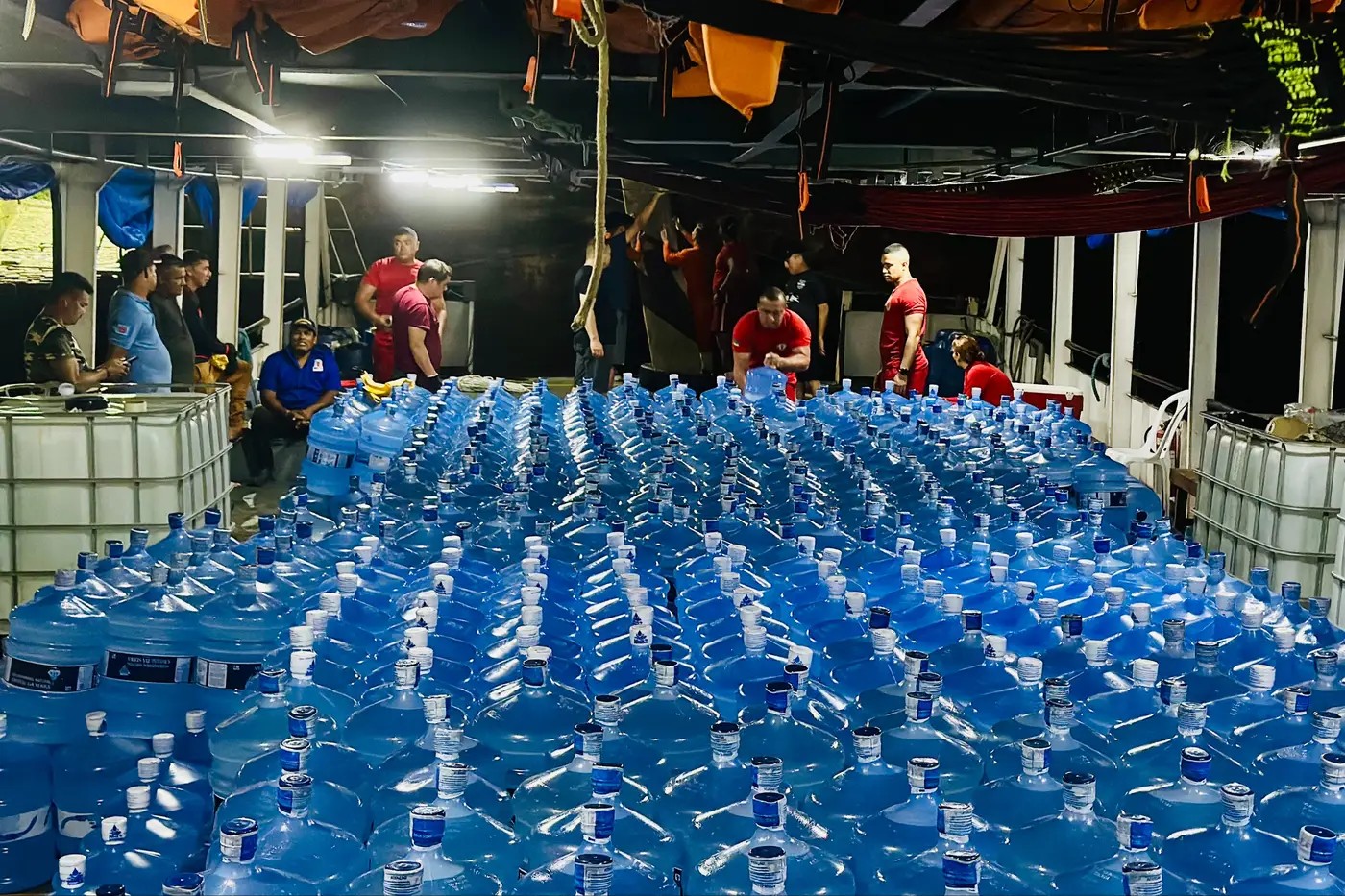 Famílias afetadas por diversidades climáticas no Bailique recebem alimentos e água mineral, no AP