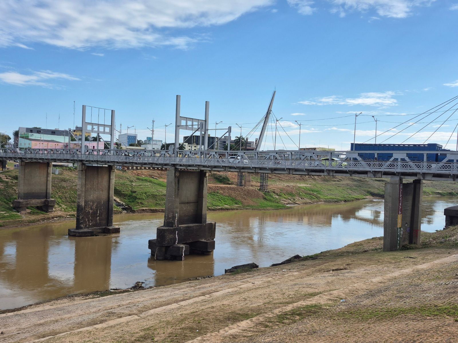Rio Acre reduz quase meio metro em um mês e fica a 81cm da menor cota histórica na capital