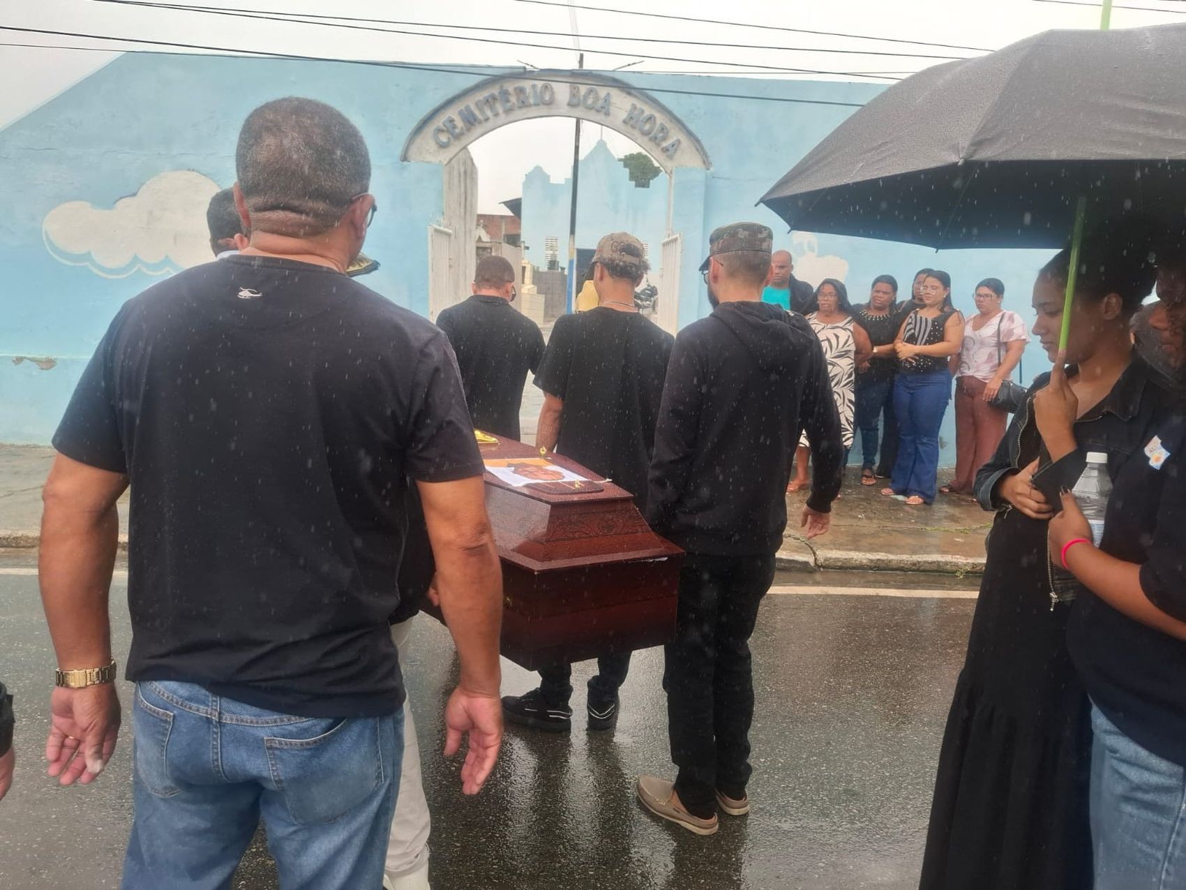 Familiares e amigos se despedem de gerente da Ceasa assassinado em Malhador