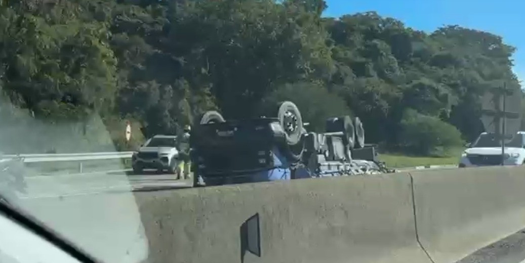 Homem fica ferido após caminhão tombar na Via Dutra, em Volta Redonda 