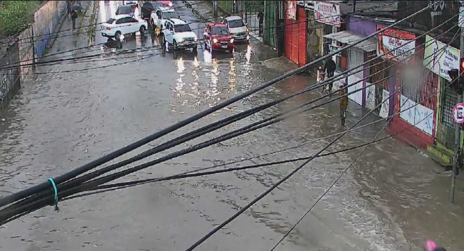 Chuva forte no Grande Recife causa alagamentos e cidades suspendem aulas; FOTOS e VÍDEOS